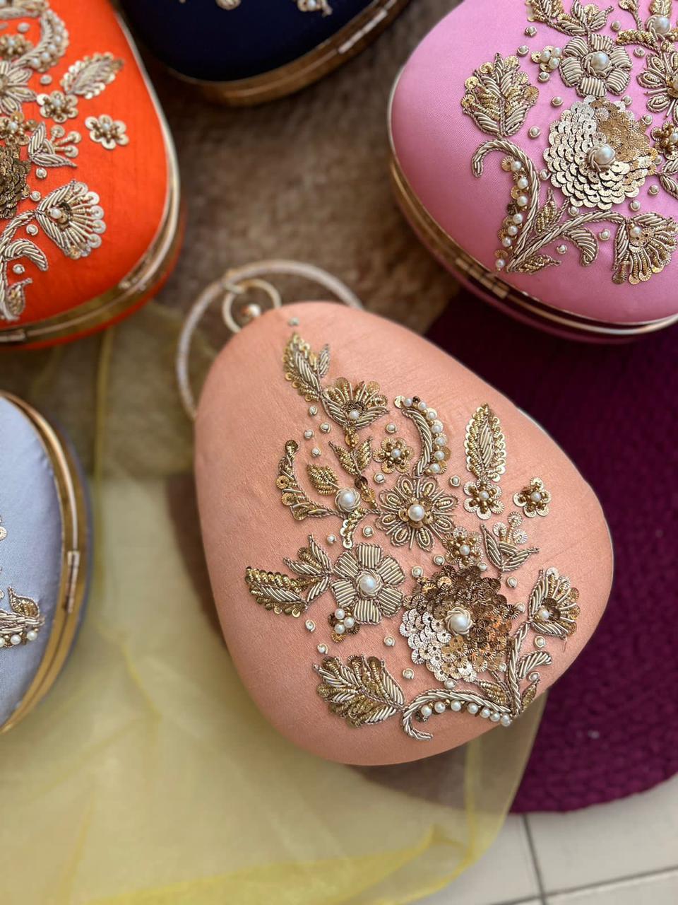 PREMIUM Oval clutch with golden embroidery and bangle