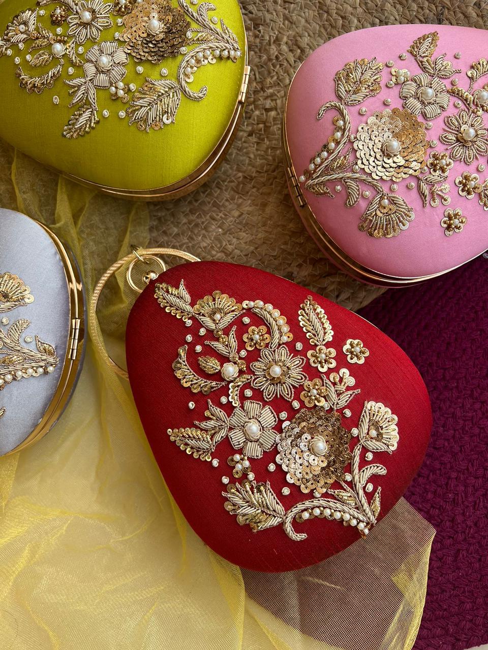 PREMIUM Oval clutch with golden embroidery and bangle