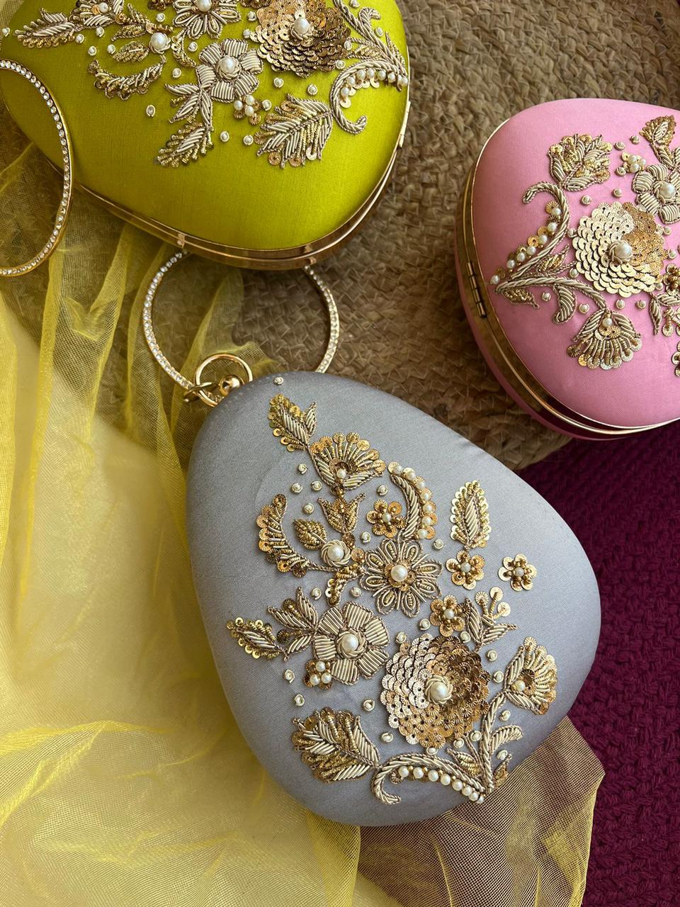 PREMIUM Oval clutch with golden embroidery and bangle