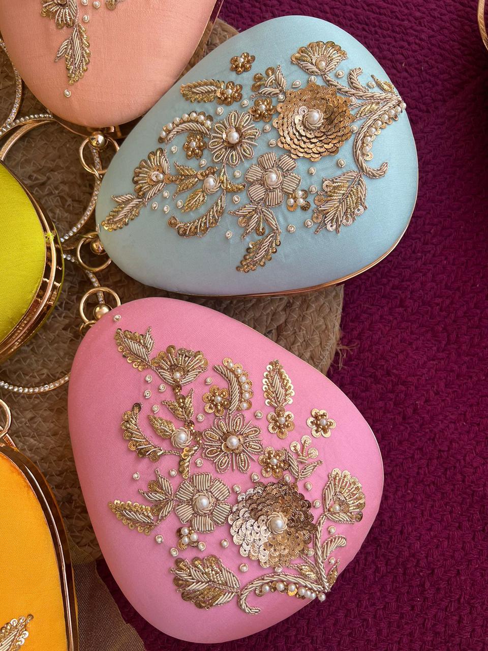 PREMIUM Oval clutch with golden embroidery and bangle