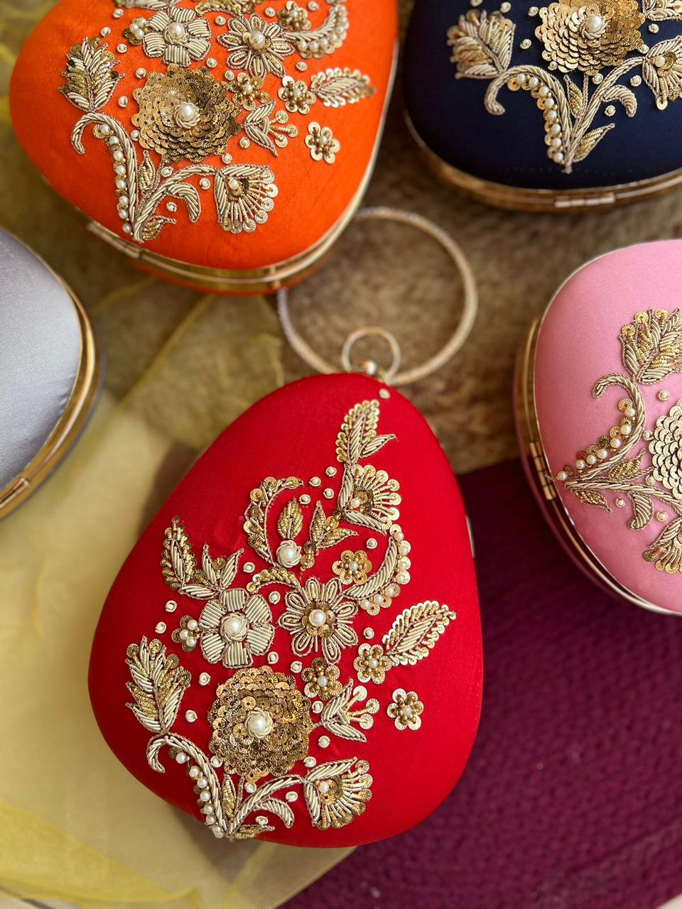 PREMIUM Oval clutch with golden embroidery and bangle