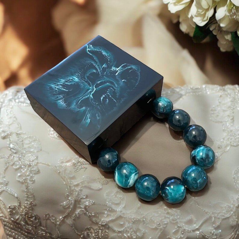 Emerald MINI resin clutch with big pearl handle