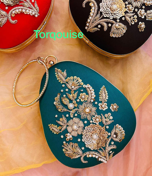 PREMIUM Oval clutch with golden embroidery and bangle