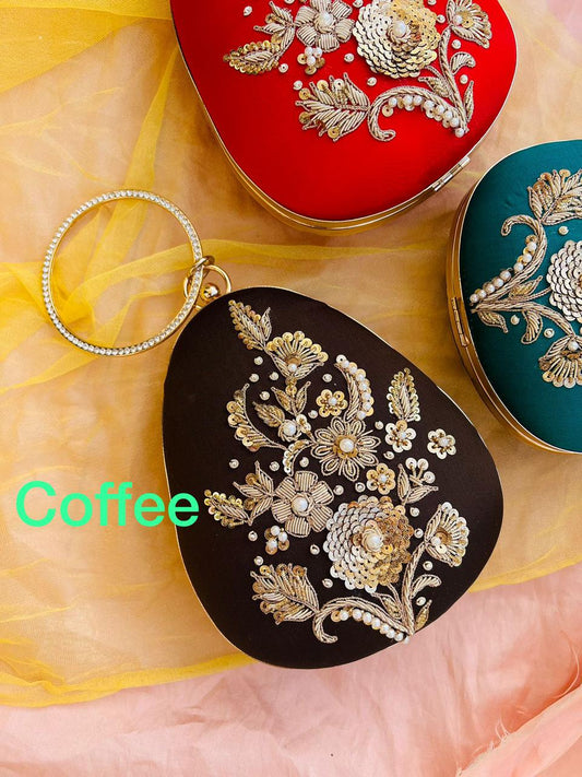 PREMIUM Oval clutch with golden embroidery and bangle